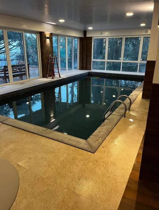 Lindo Flat No Serra Class Canela
